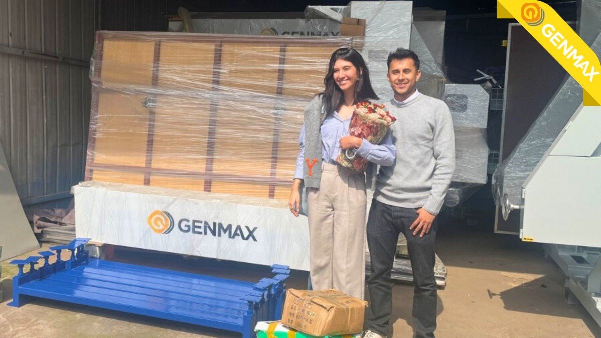 Colombian business delegation taking a group photo next to the advanced polyurethane foam machine after successfully concluding their inspection and negotiations for foam production equipment.